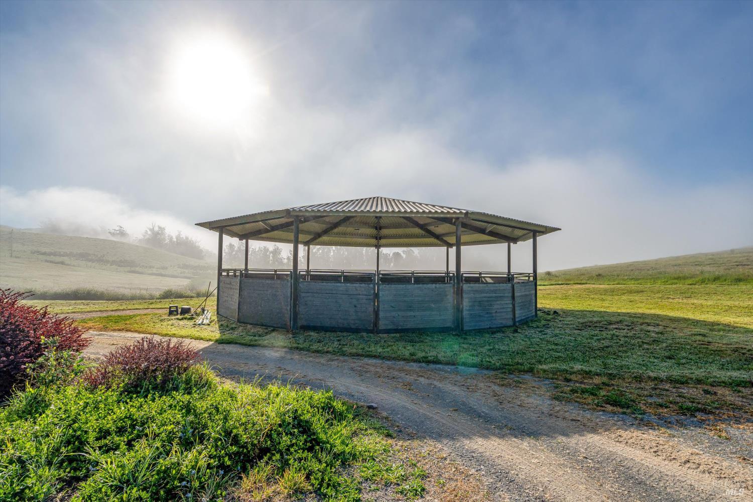 4707 Bloomfield Road Petaluma, CA 94952 - Photo 23 of 97 Covered Round Pen