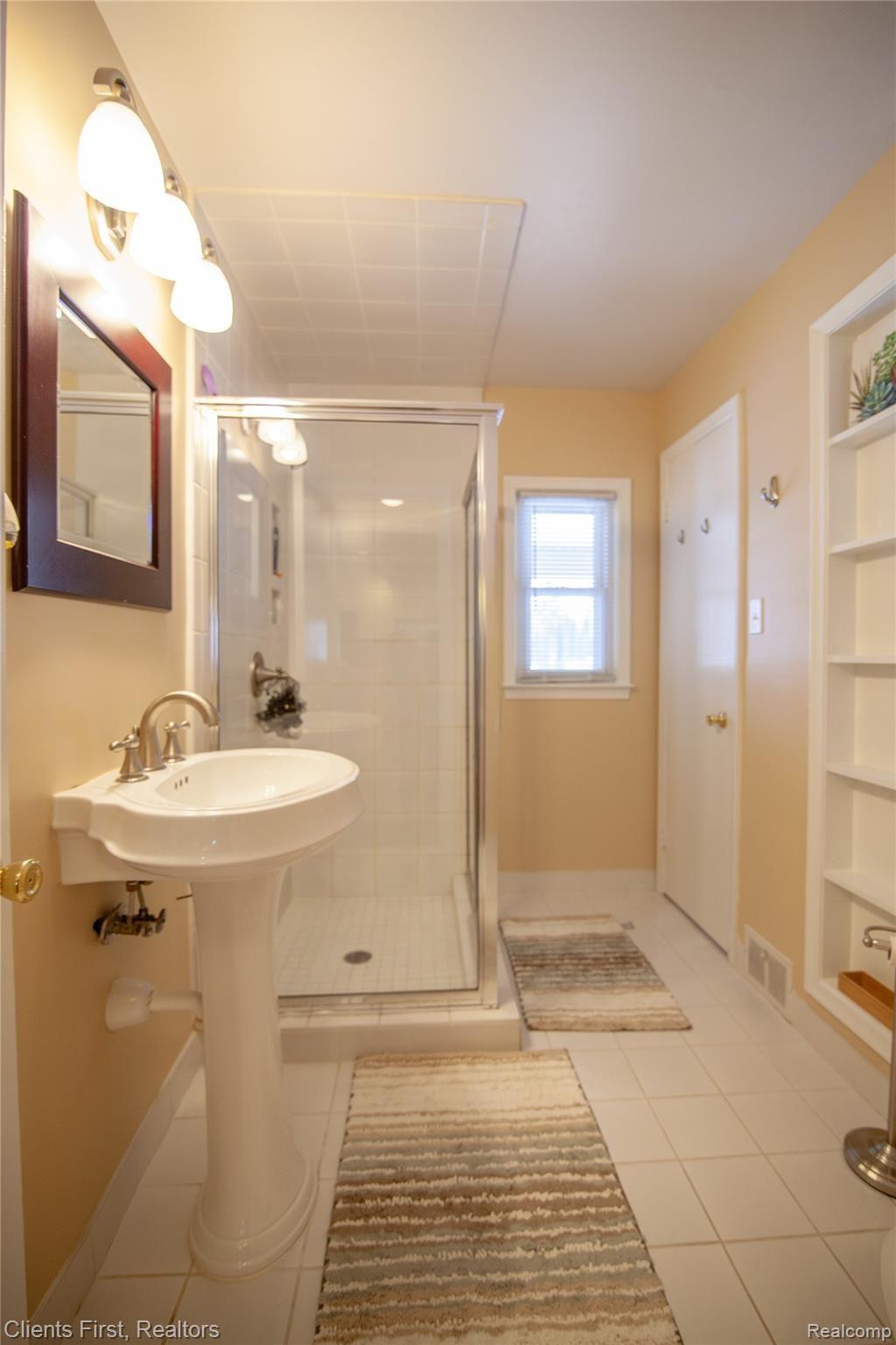 32333 Craftsbury Road Farmington, MI 48334 - Photo 18 of 32 Full Bath by Kitchen