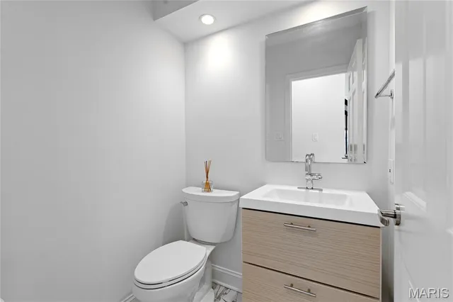 $1,299,000 | 824 Bluespring Lane, Frontenac, MO 63131