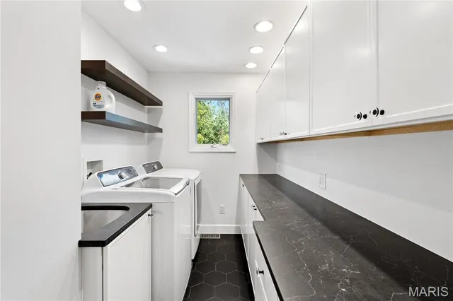 $1,299,000 | 824 Bluespring Lane, Frontenac, MO 63131