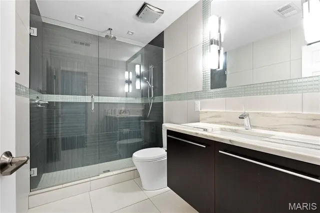 $1,299,000 | 824 Bluespring Lane, Frontenac, MO 63131