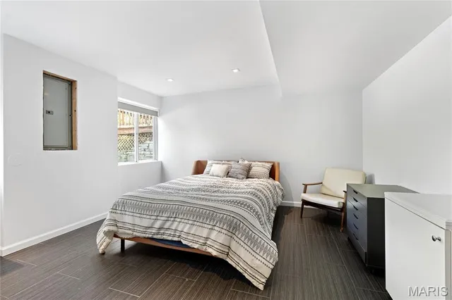 $1,299,000 | 824 Bluespring Lane, Frontenac, MO 63131