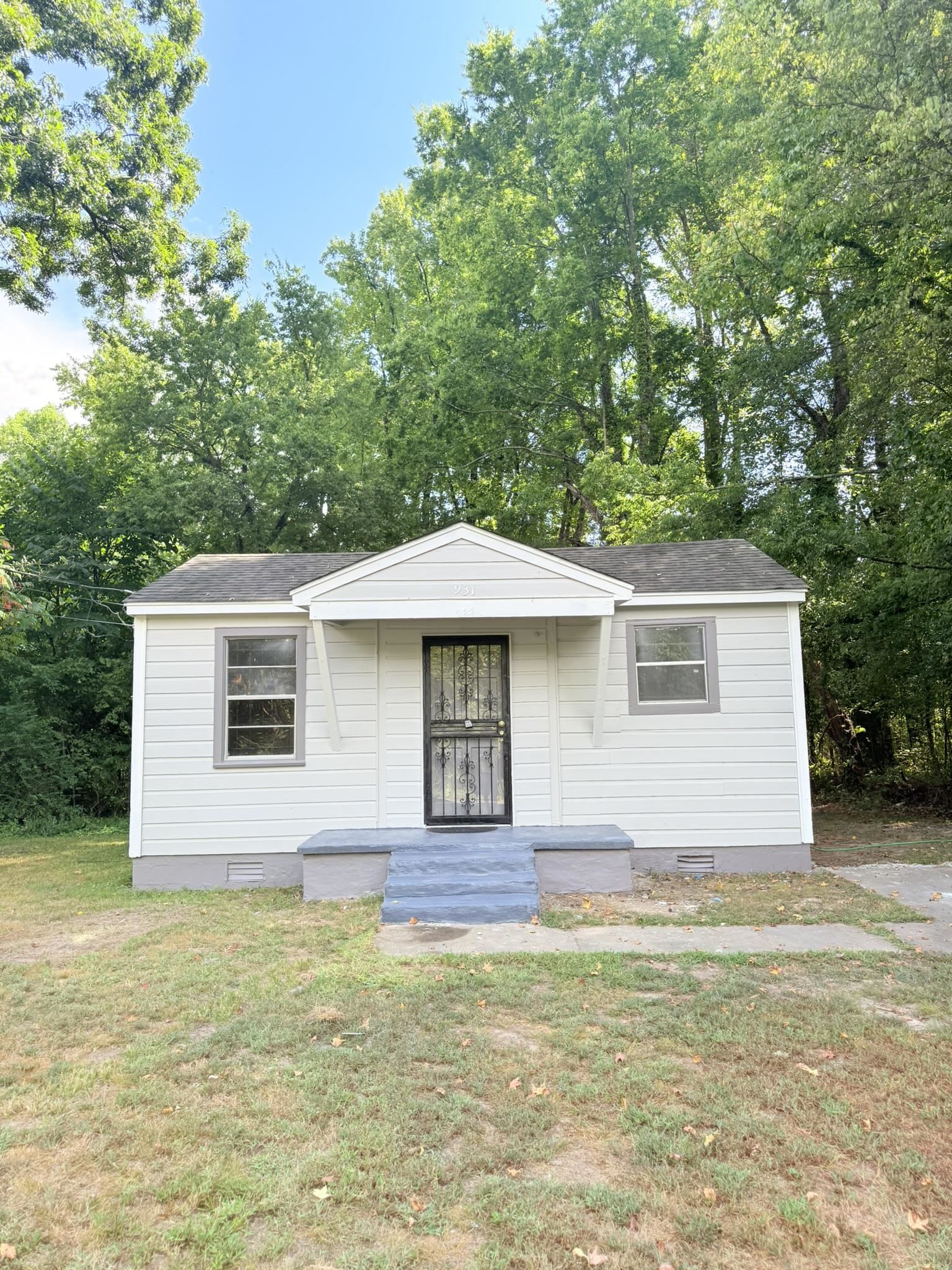 931 Calvin Road Memphis, TN 38109 - Photo 12 of 15 a front view of house with yard