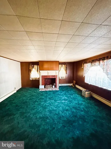 a view of livingroom with furniture