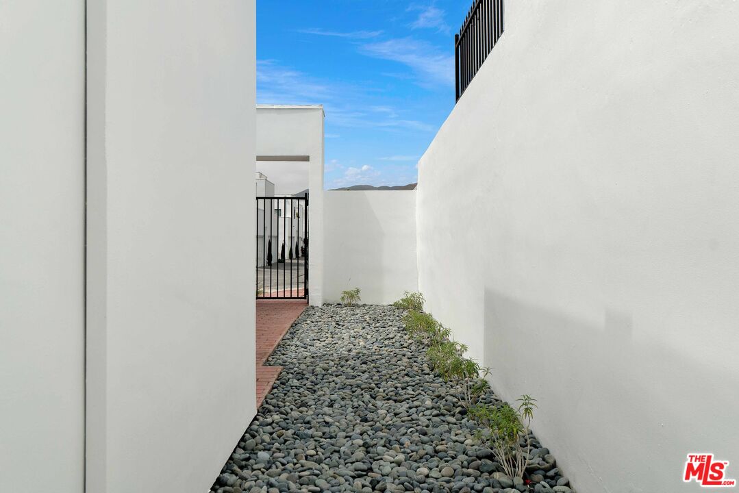 29221 Heathercliff Road, Unit 4 Malibu, CA 90265 - Photo 37 of 42