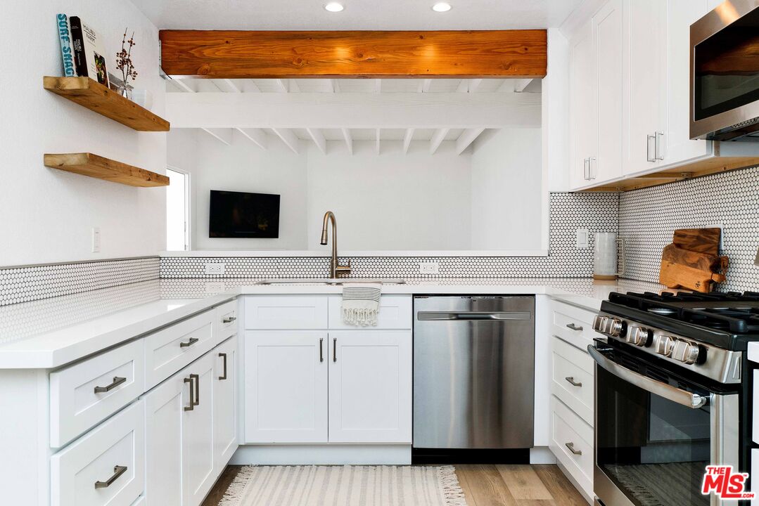 29221 Heathercliff Road, Unit 4 Malibu, CA 90265 - Photo 5 of 42