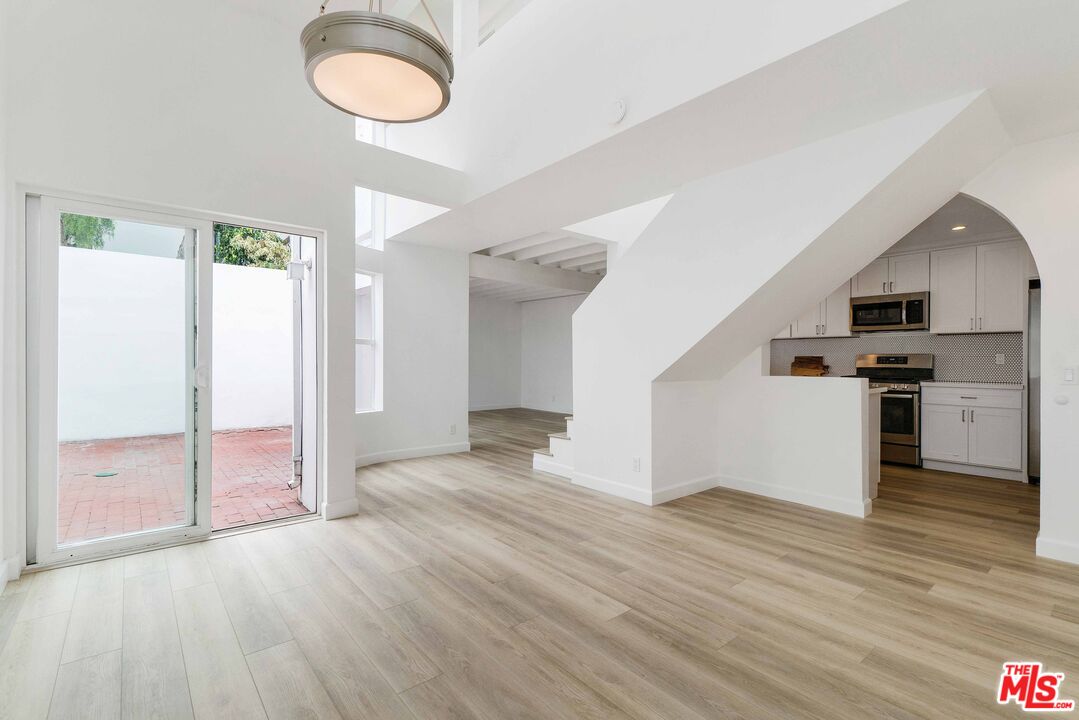 29221 Heathercliff Road, Unit 4 Malibu, CA 90265 - Photo 8 of 42