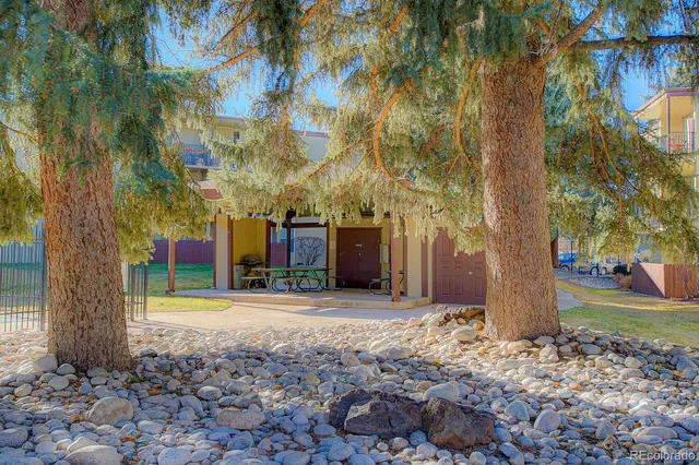 $2,000 | 2231 South Vaughn Way, Unit 201B, Aurora, CO 80014