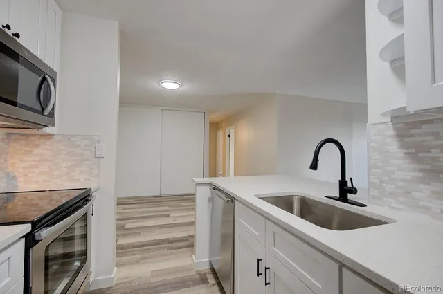 $2,000 | 2231 South Vaughn Way, Unit 201B, Aurora, CO 80014