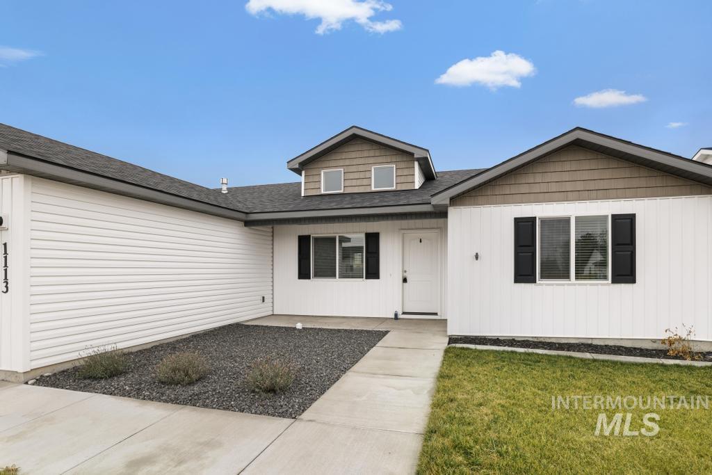1113 Meadow Lake Loop Buhl, ID 83316 - Photo 4 of 27 View of front of house featuring a porch, a front lawn, and a shingled roof
