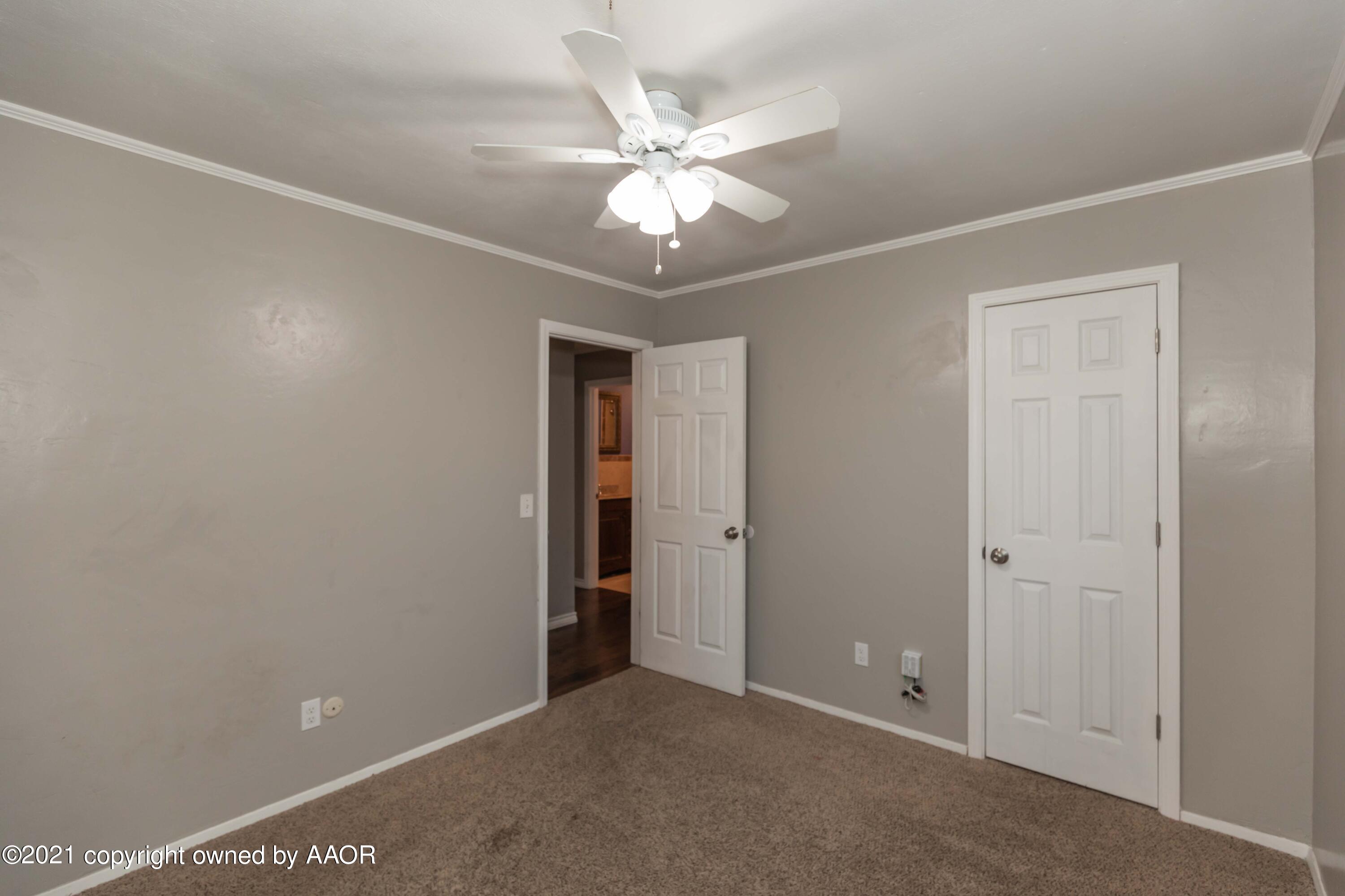 5142 McCarty Boulevard Amarillo, TX 79110 - Photo 25 of 38 an empty room with closet and a ceiling fan