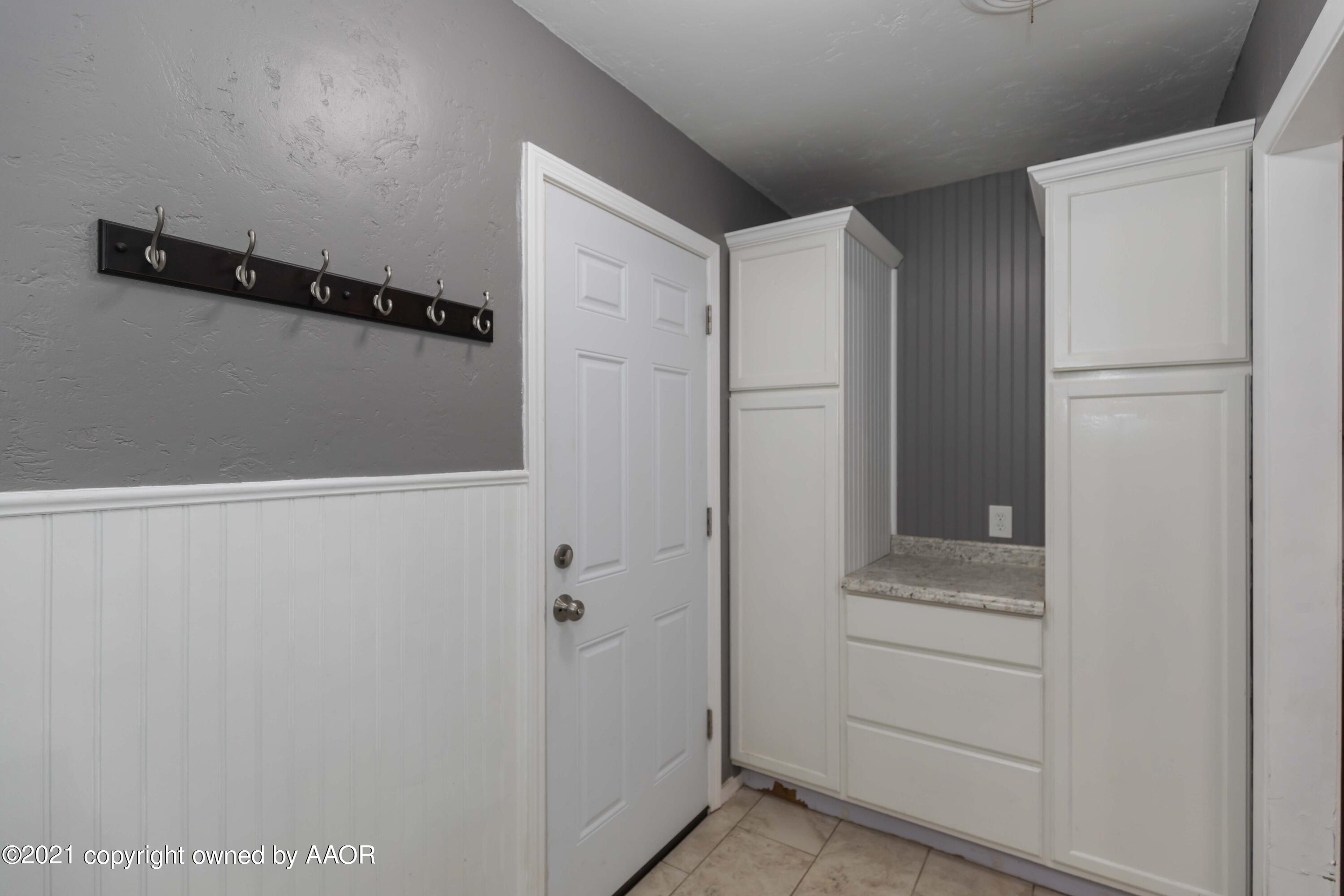 5142 McCarty Boulevard Amarillo, TX 79110 - Photo 35 of 38 a view of walk in closet