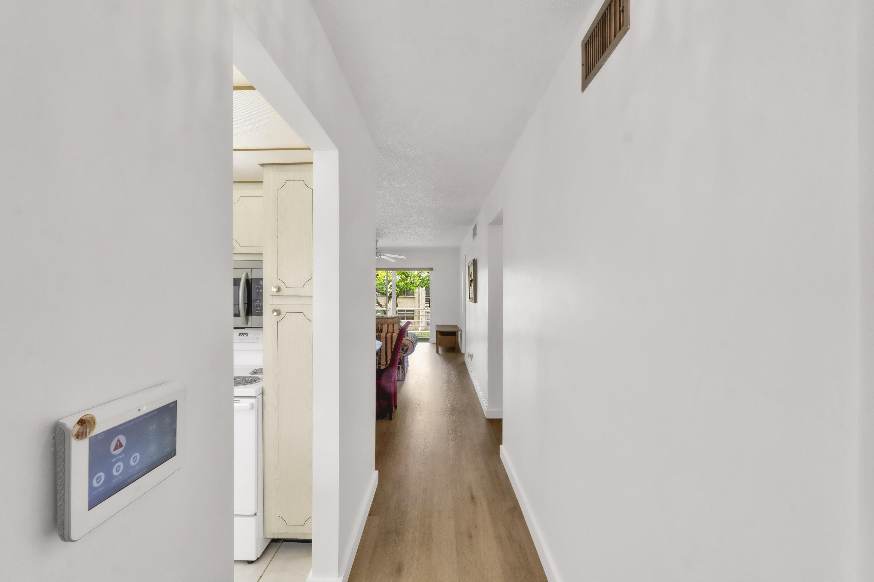 301 Cambridge Road, Unit 202 Hollywood, FL 33024 - Photo 9 of 38 Entrance Hallway