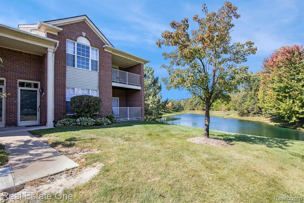 1948 Flagstone Circle Rochester, MI 48307 - Photo 2 of 25