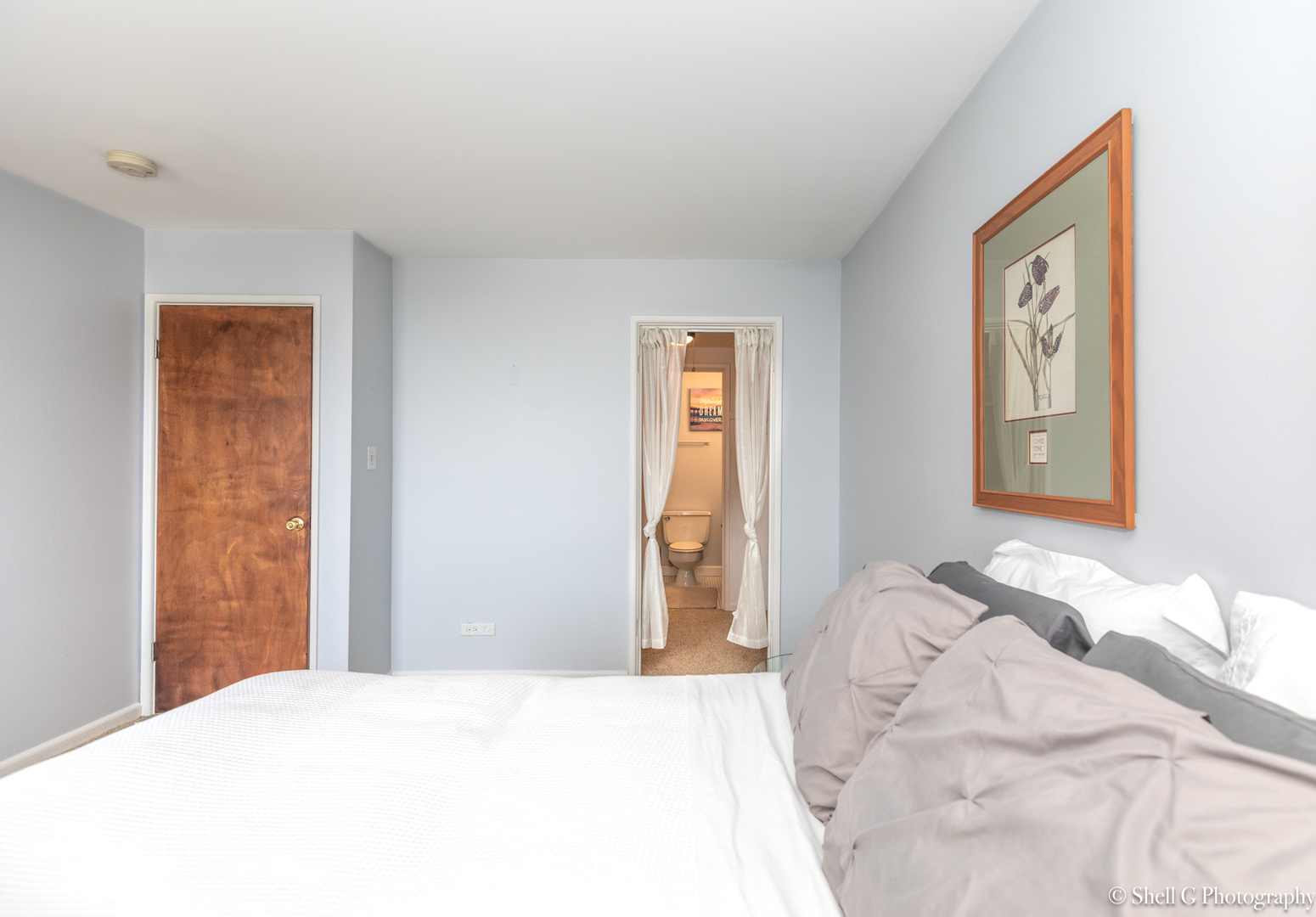 9745 Karlov Avenue, Unit 607 Oak Lawn, IL 60453 - Photo 15 of 16 a bedroom with a bed and a window