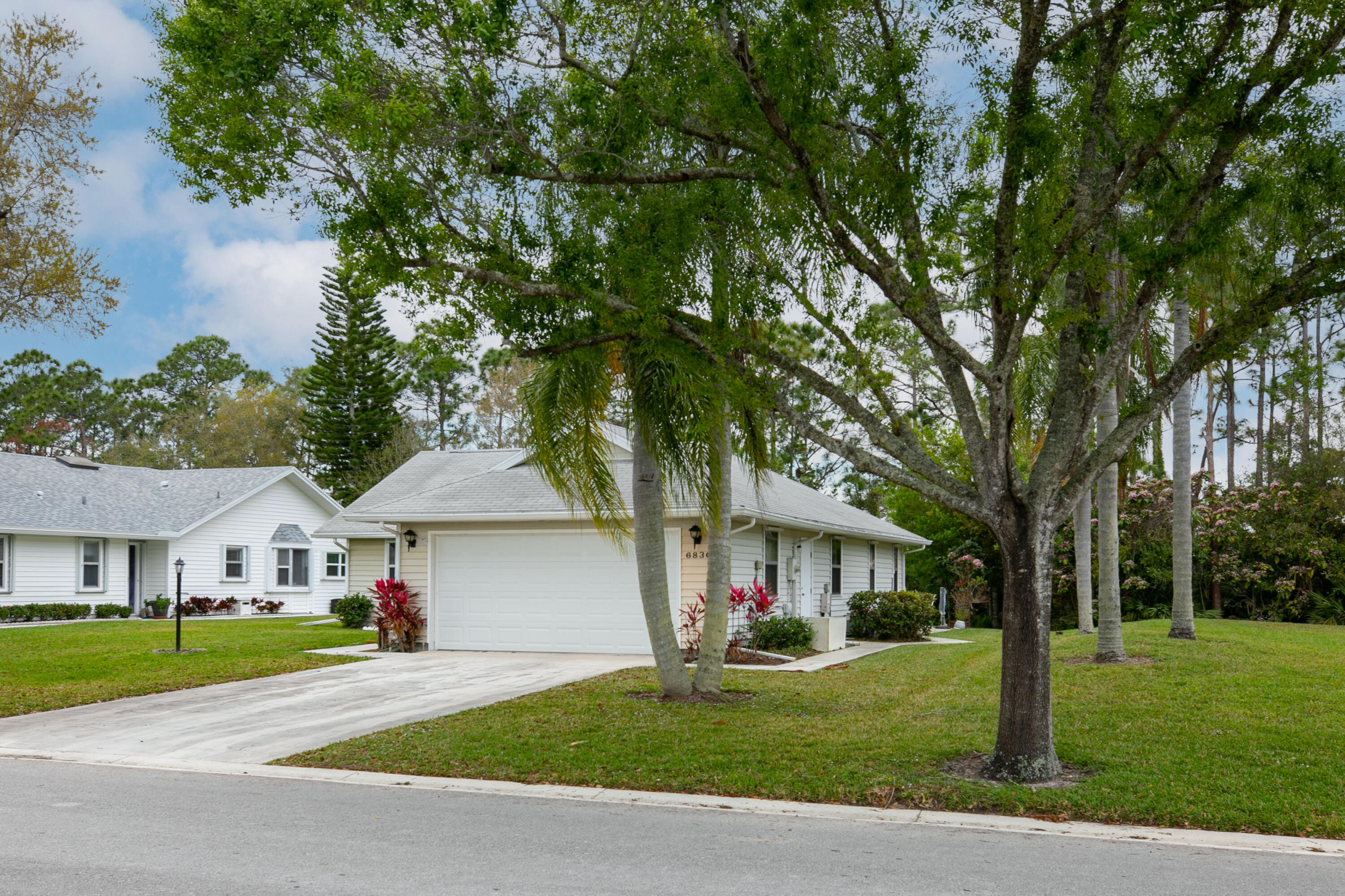 6830 Southeast Lillian Court Stuart, FL 34997 - Photo 3 of 25 Exterior