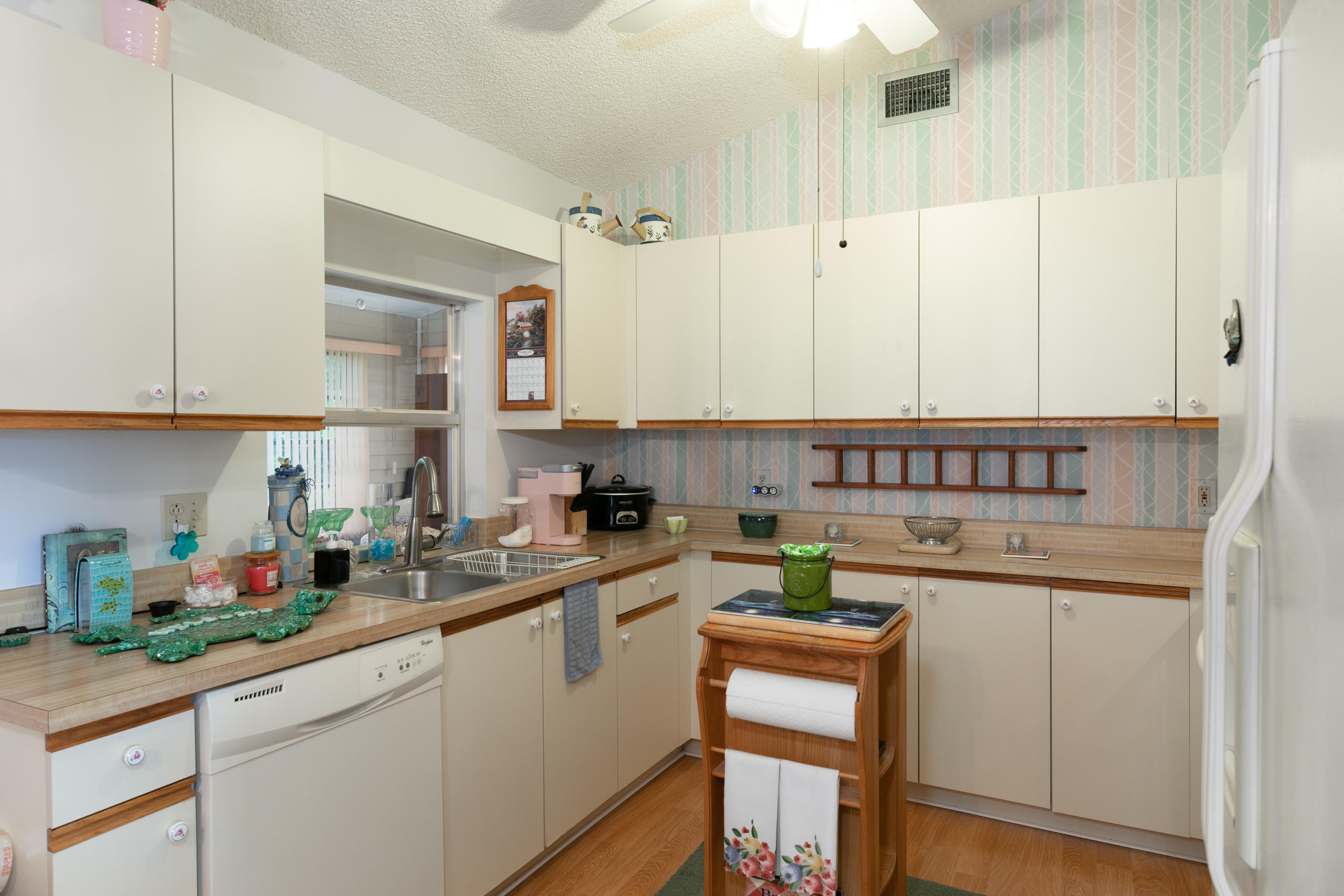 6830 Southeast Lillian Court Stuart, FL 34997 - Photo 9 of 25 Kitchen
