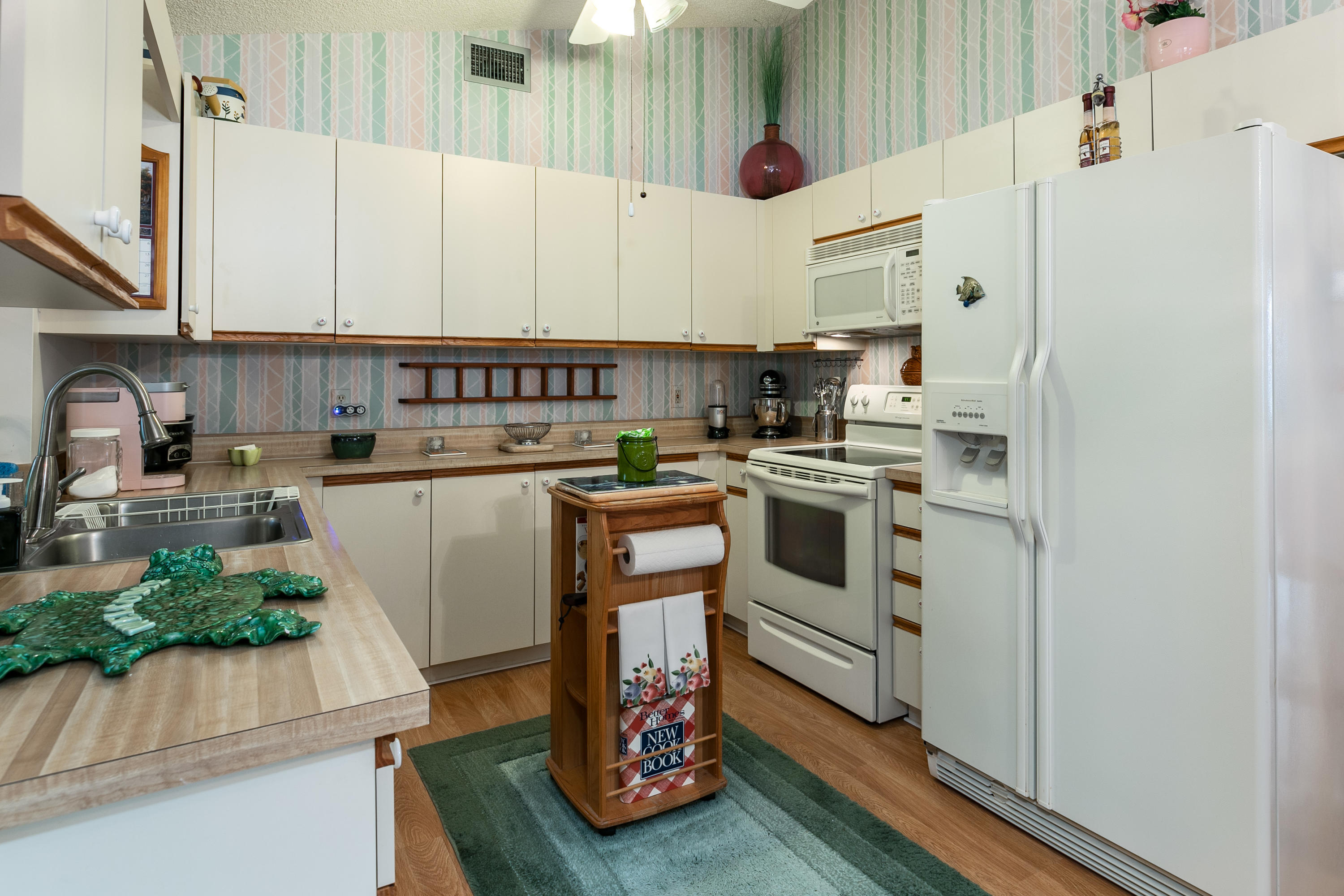 6830 Southeast Lillian Court Stuart, FL 34997 - Photo 10 of 25 Kitchen