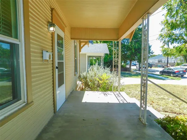 a view of livingroom with furniture