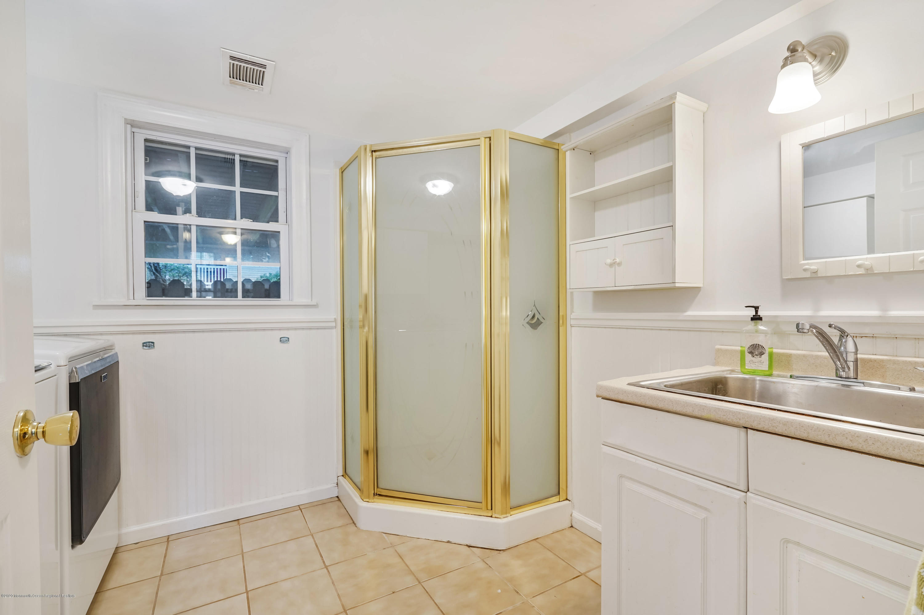 90 River Road Rumson, NJ 07760 - Photo 29 of 33 3rd fl bath