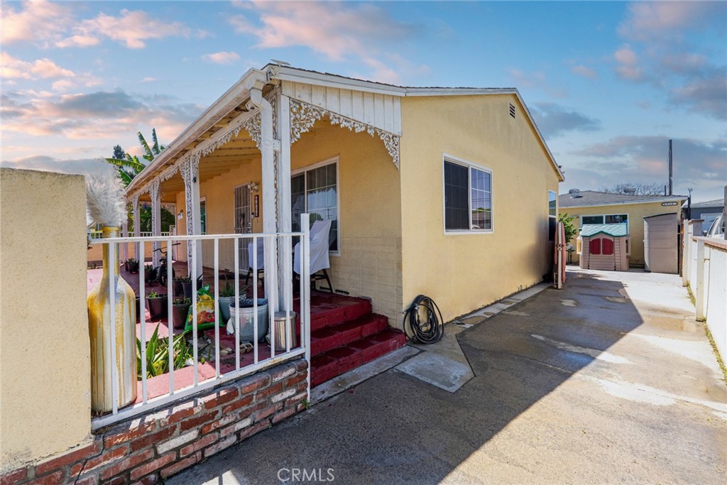6824 Marcelle Street Paramount, CA 90723 - Photo 4 of 46 a view of living room and deck area