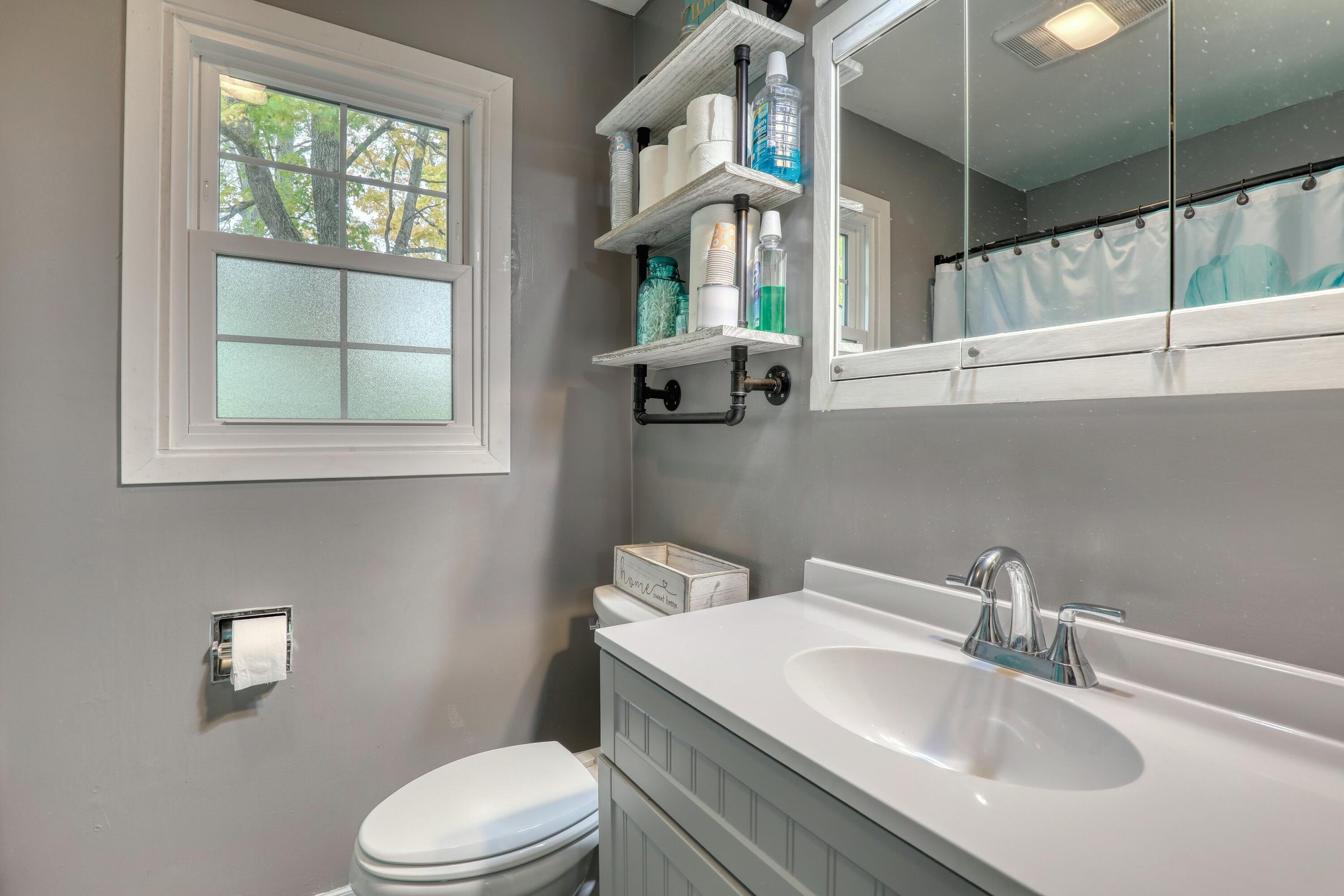 11031 West Ruby Avenue Wauwatosa, WI 53225 - Photo 21 of 39 Bathroom