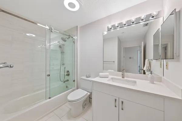 $725,000 | 811 Oak Harbour Drive, Juno Beach, FL 33408