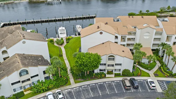 $725,000 | 811 Oak Harbour Drive, Juno Beach, FL 33408