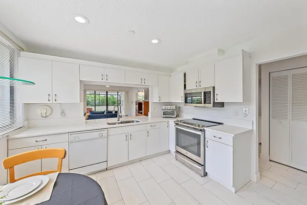 $725,000 | 811 Oak Harbour Drive, Juno Beach, FL 33408