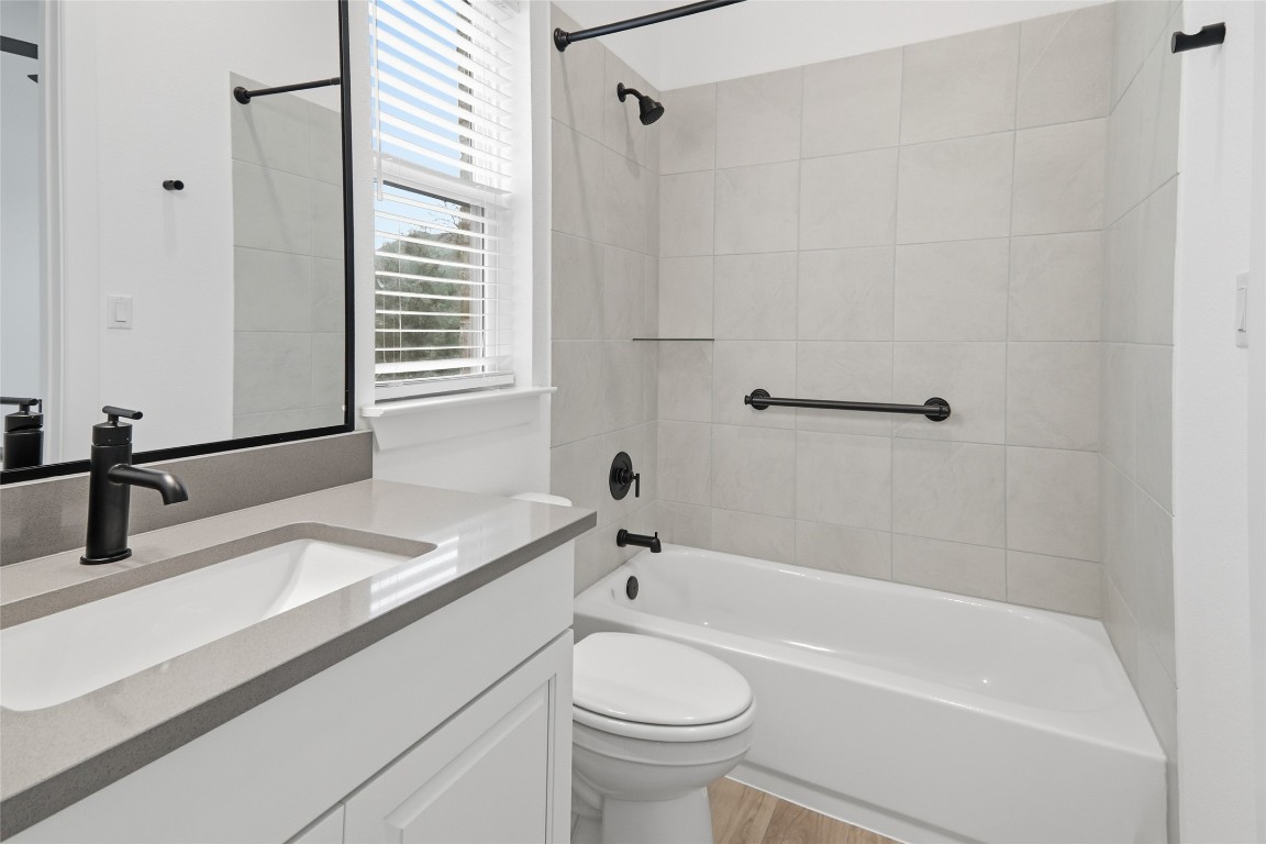 209 Springhouse Road Georgetown, TX 78628 - Photo 23 of 31 Jack & Jill bathroom between the front 2 bedrooms