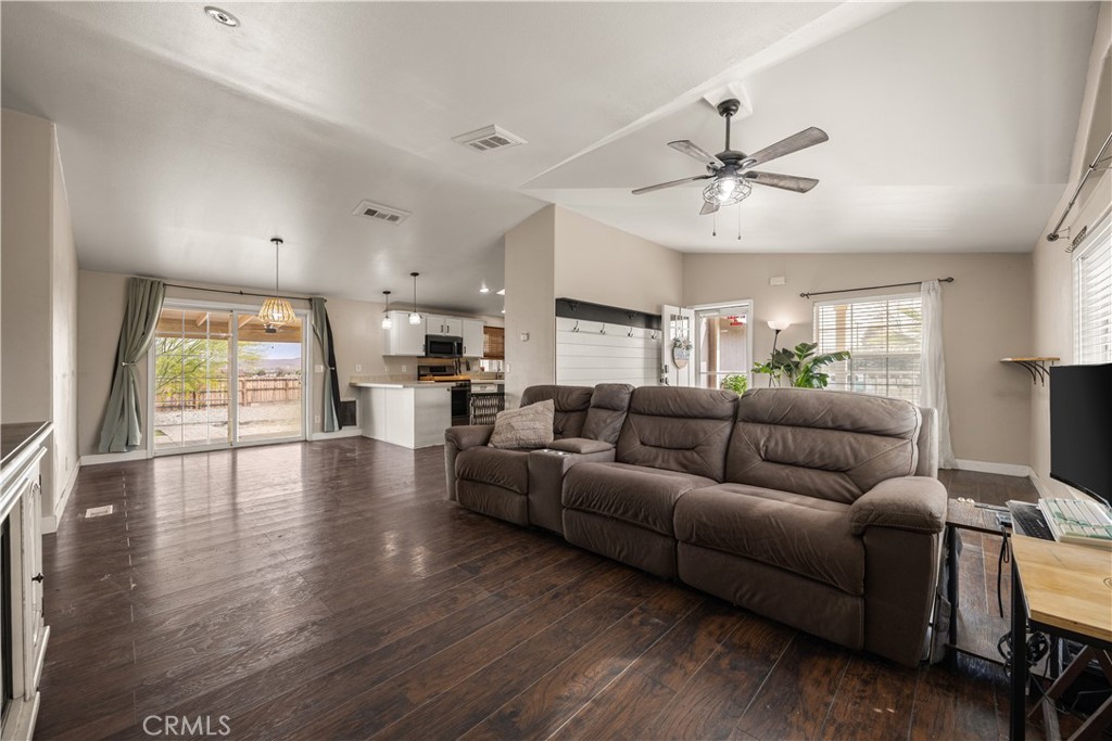 922 West Vulcan Avenue Ridgecrest, CA 93555 - Photo 11 of 21