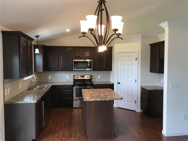 $525,900 | 1607 Sugar Creek Drive, Festus, MO 63028