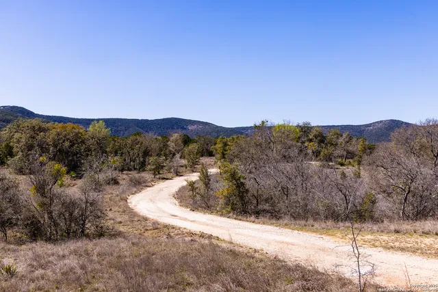 $775,000 | 2925 County Road 361, Utopia, TX 78884