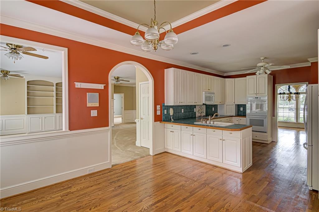 1531 Carters Grove Road Clemmons, NC 27012 - Photo 18 of 35 Kitchen seating area /open to great room
