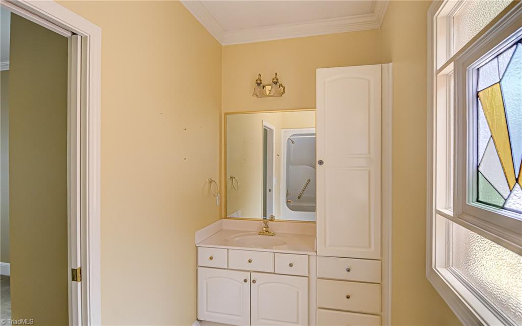 1531 Carters Grove Road Clemmons, NC 27012 - Photo 21 of 35 Full bathroom off bedroom
