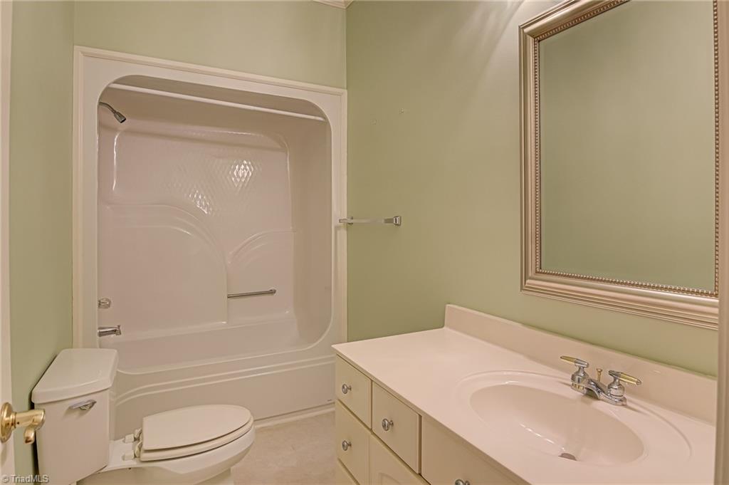 1531 Carters Grove Road Clemmons, NC 27012 - Photo 30 of 35 Full hall bathroom on 2nd level