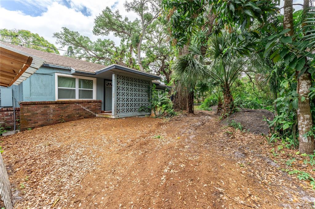 1335 40th Street Sarasota, FL 34234 - Photo 47 of 50 a front view of a house with a garden