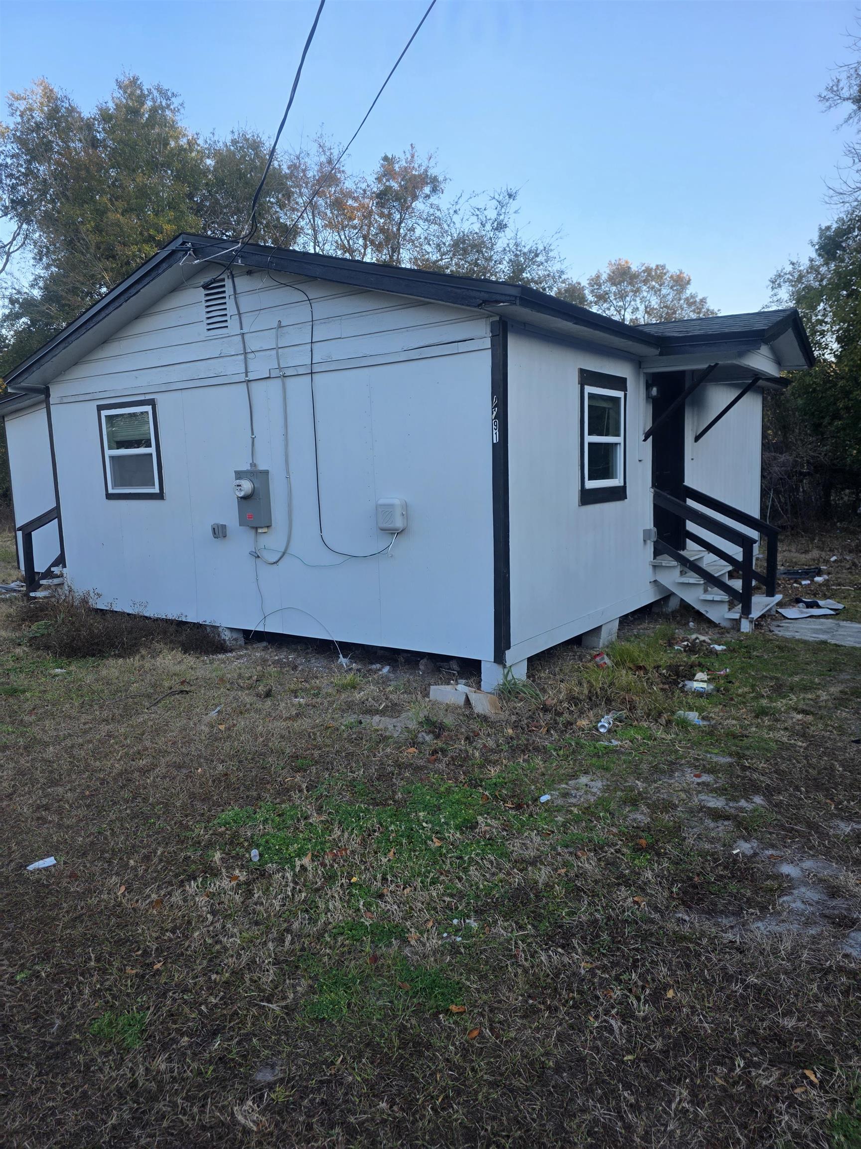 2189 Benedict Road Jacksonville, FL 32209 - Photo 11 of 19 a backyard of a house with lots of green space