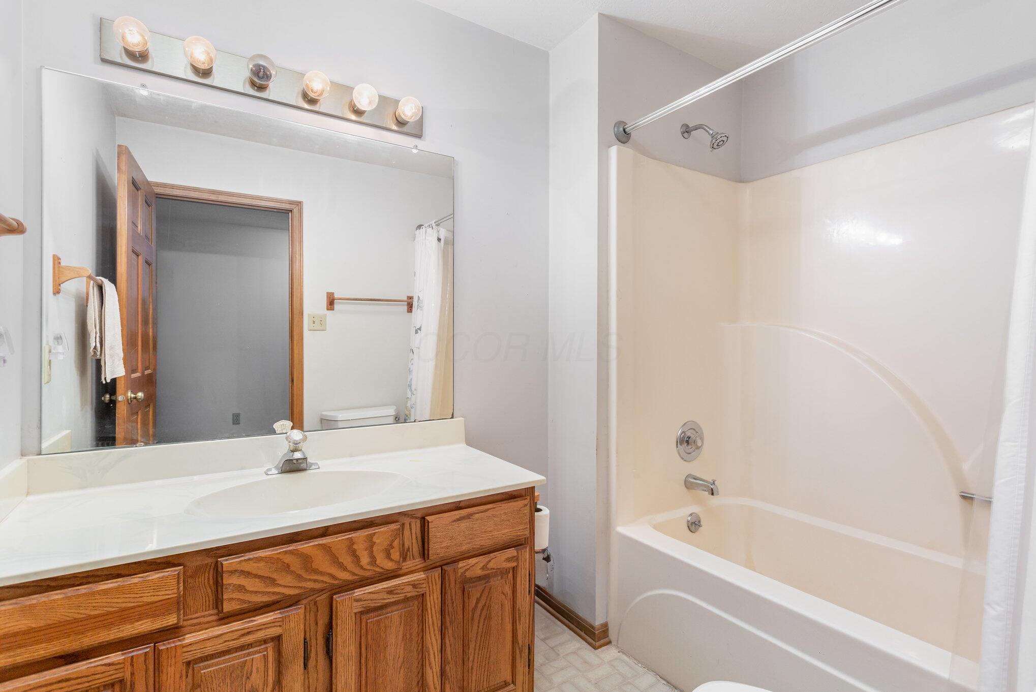 6280 Steitz Road Powell, OH 43065 - Photo 23 of 45 2nd Full Bath