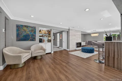 $2,350,000 | 12 Locust Lane, Roslyn Heights, NY 11577