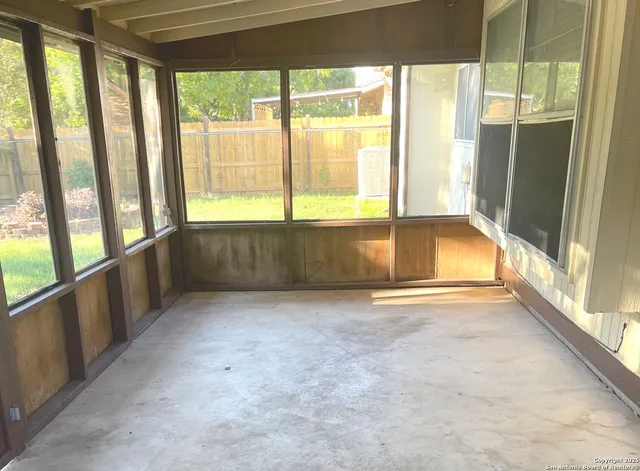 a view of a backyard