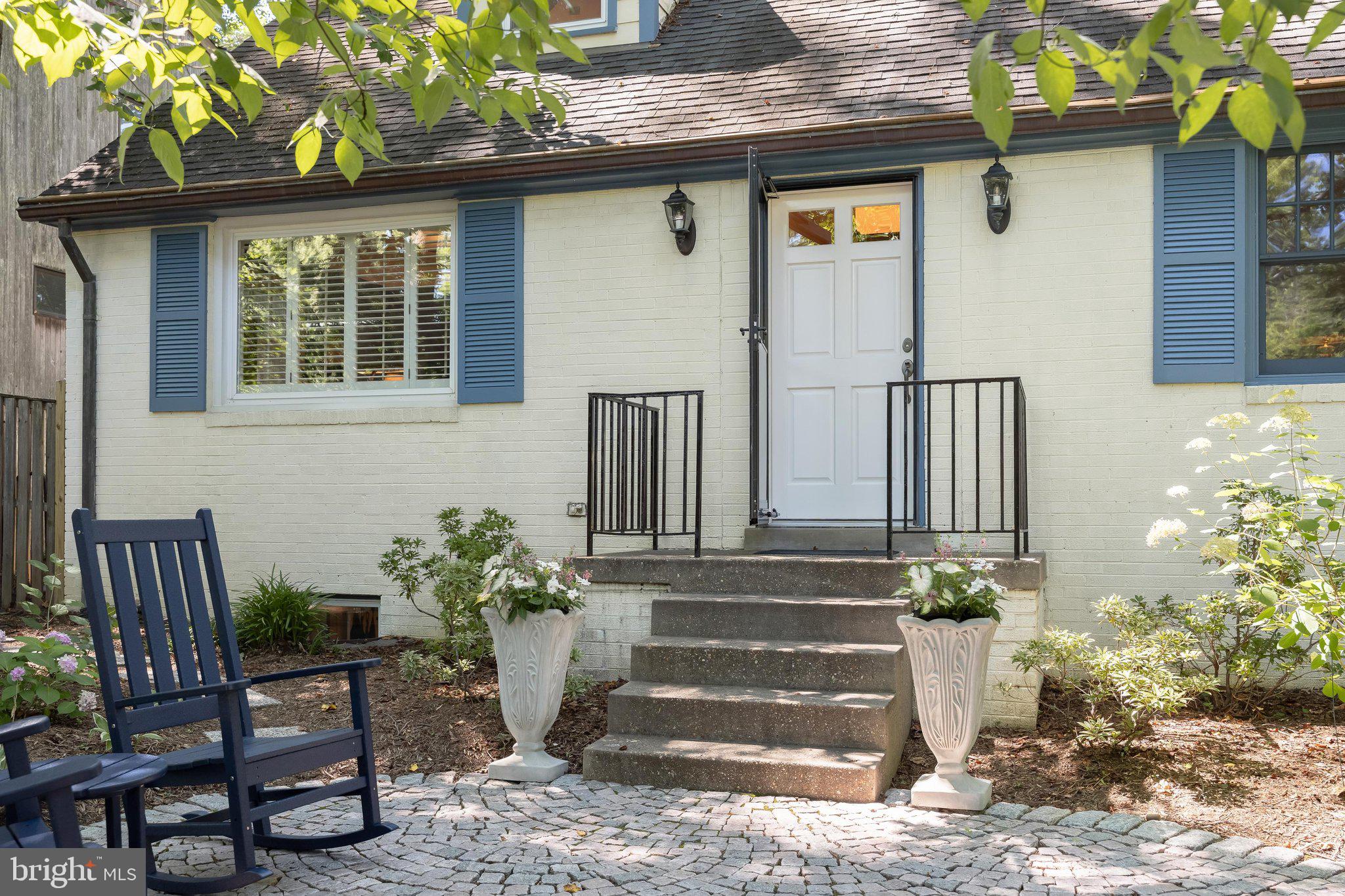 5318 Tuscarawas Road Bethesda, MD 20816 - Photo 4 of 42 Relaxing front Patio