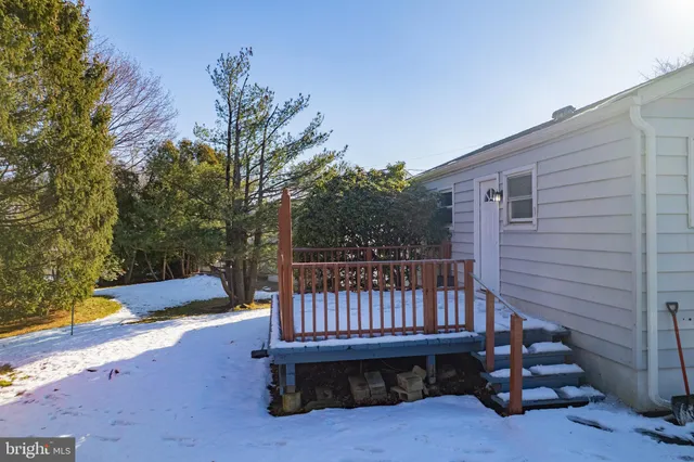 a view of an outdoor space