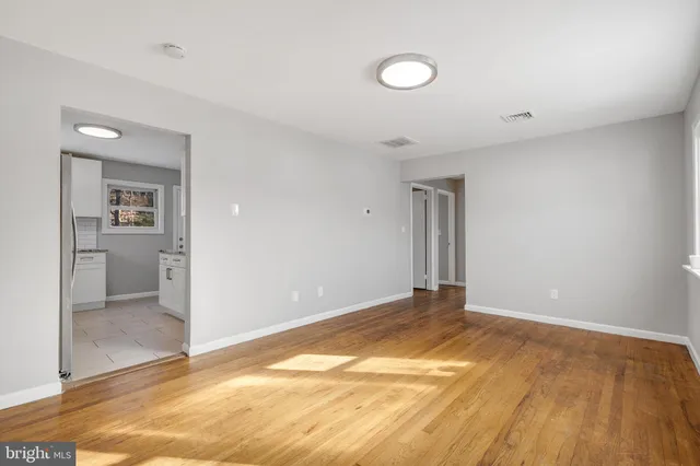 a view of empty room with window