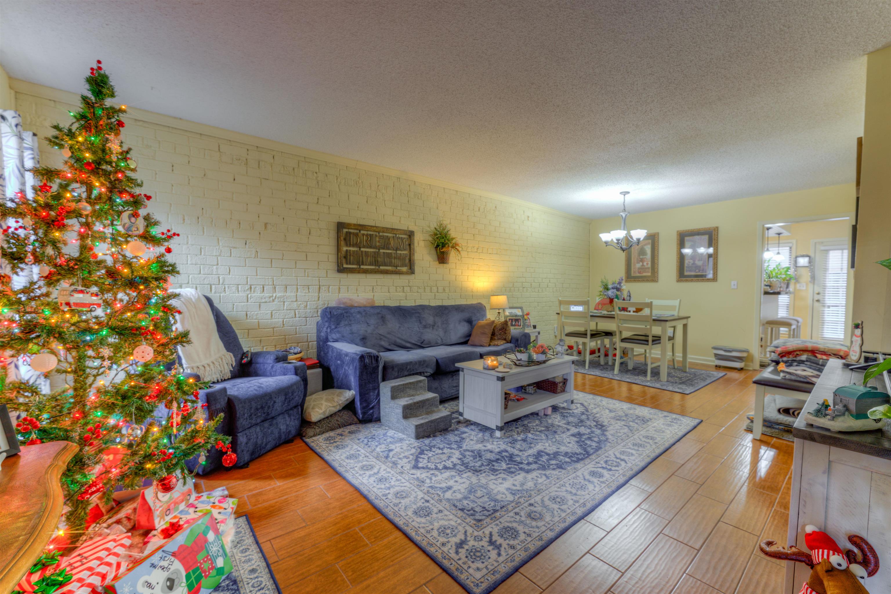 997 June Road Memphis, TN 38119 - Photo 5 of 30 a living room with furniture and a potted plant