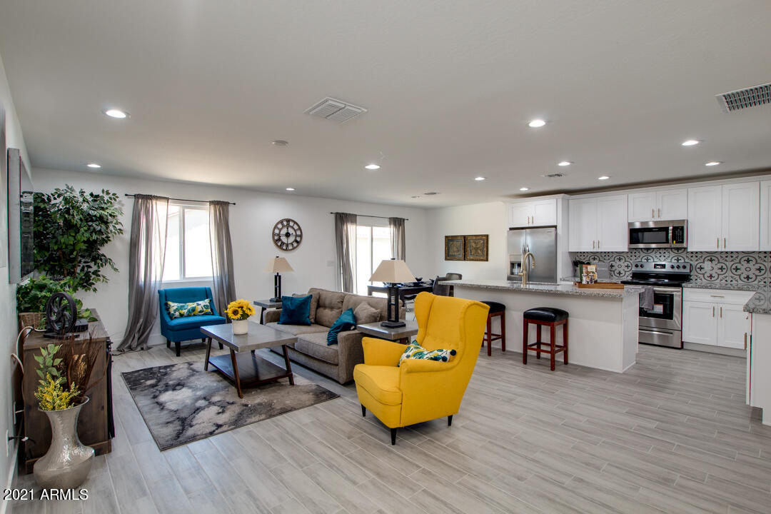3853 West Gaby Road Phoenix, AZ 85041 - Photo 4 of 24 04-Roeser