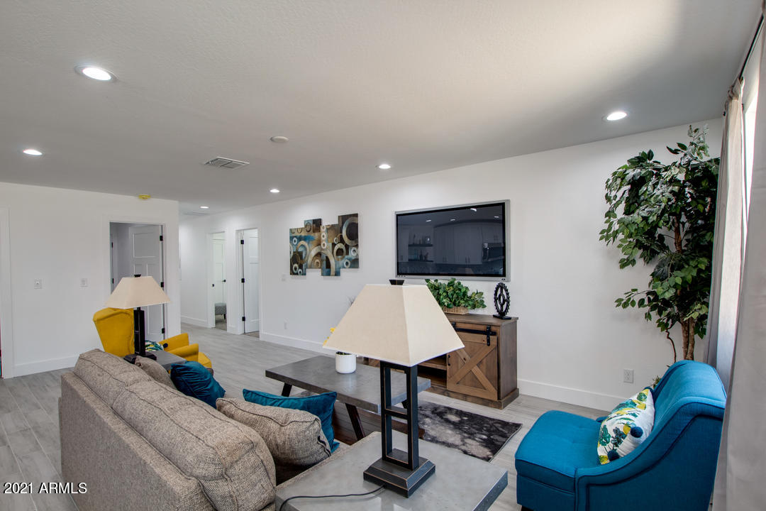 3853 West Gaby Road Phoenix, AZ 85041 - Photo 6 of 24 06-Roeser