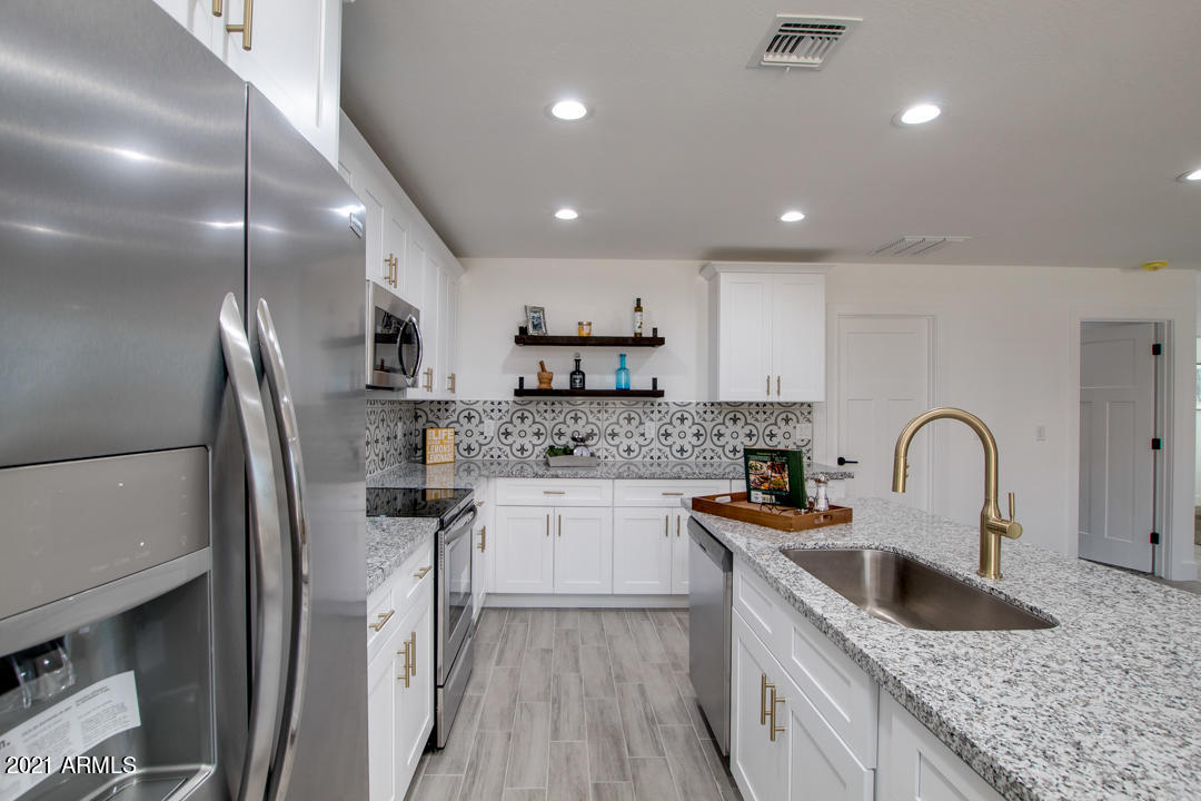3853 West Gaby Road Phoenix, AZ 85041 - Photo 9 of 24 09-Roeser