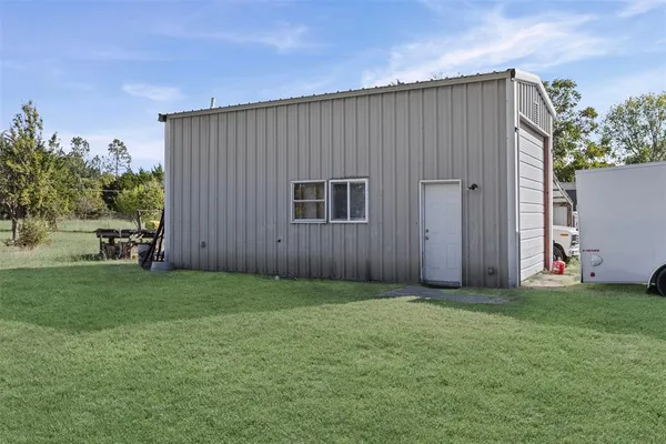 a view of a backyard