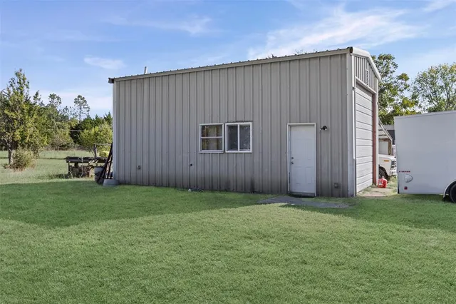 a view of a backyard